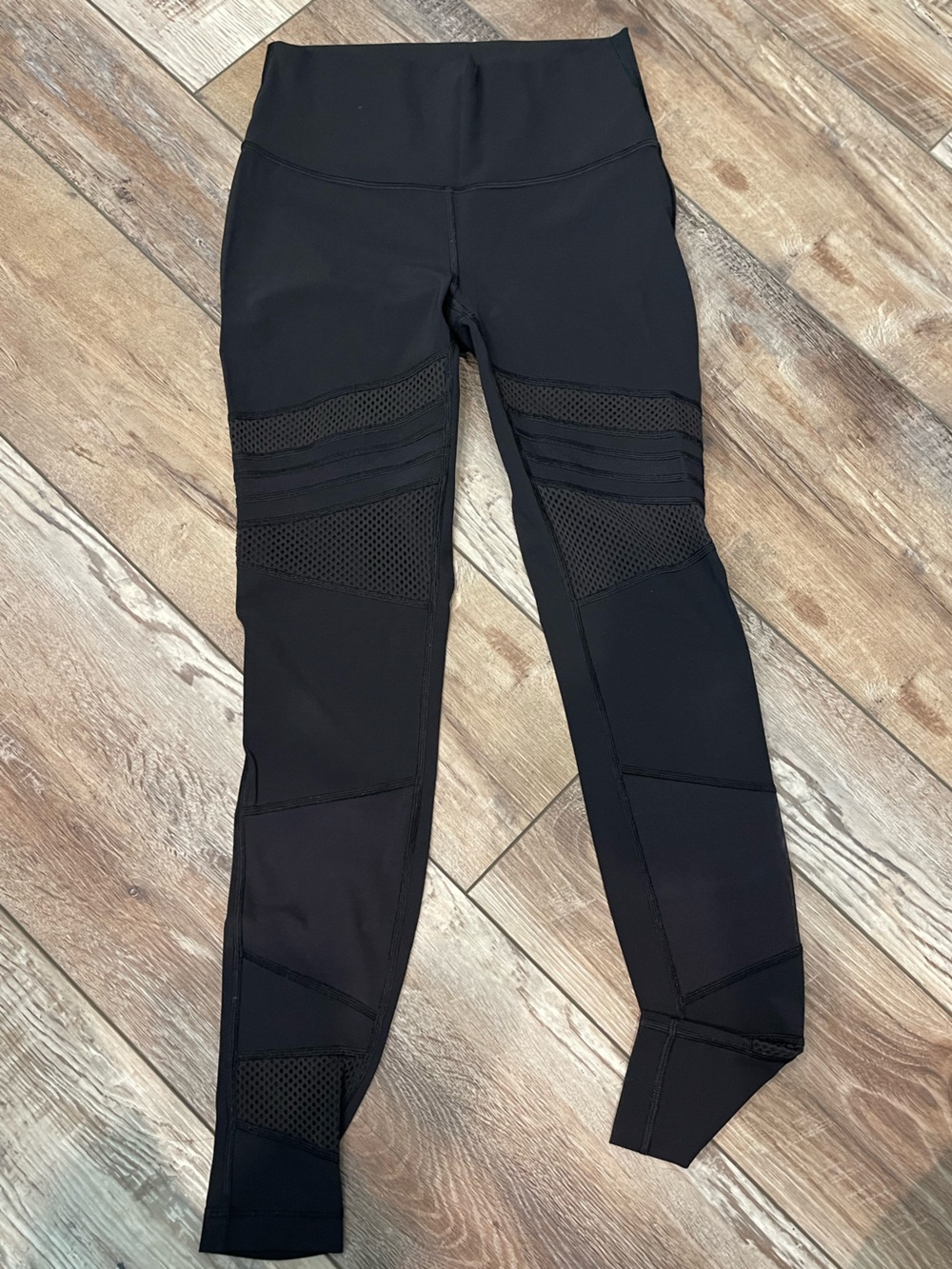 Lululemon High-Rise Leggings with Mesh Panels — Black — Size 6